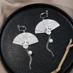 Accessoire de mode japonais : boucle d'oreille éventail