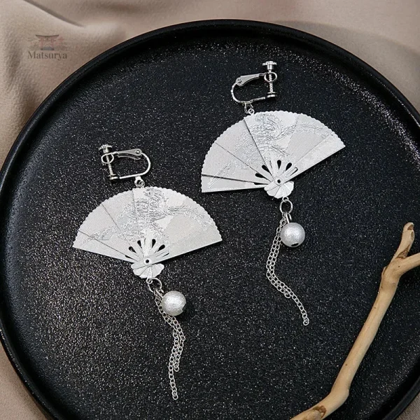 Accessoire de mode japonais : boucle d'oreille éventail