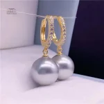 Boucle d'oreille contemporaine avec perle japonaise