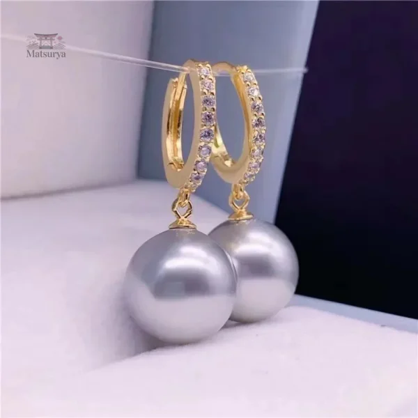 Boucle d'oreille contemporaine avec perle japonaise