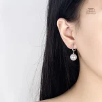 Boucle d'oreille perle japonaise pour un look chic