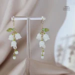 Élégantes boucles d'oreilles japonaises fleuries