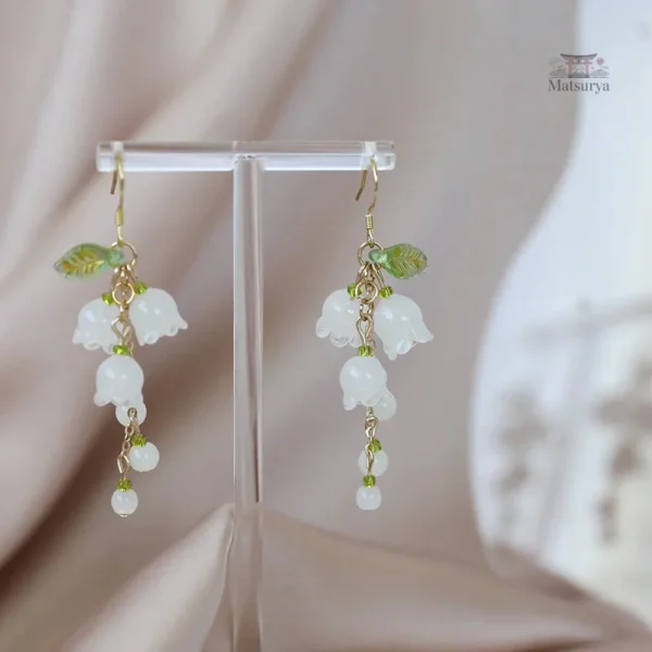 Élégantes boucles d'oreilles japonaises fleuries