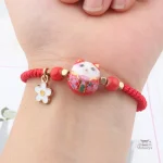 Accessoire japonais : bracelet orné de breloques