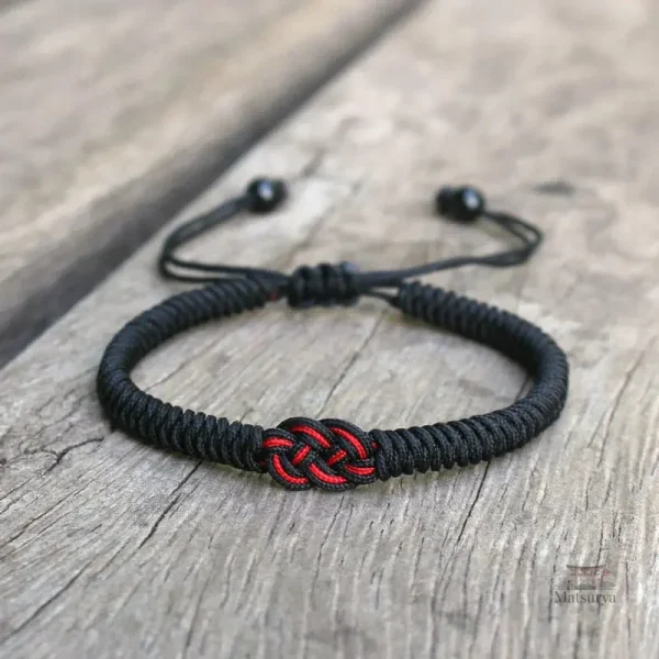 Bracelet japonais traditionnel avec motifs spirituels