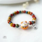 Bracelet japonais mettant en avant les chats