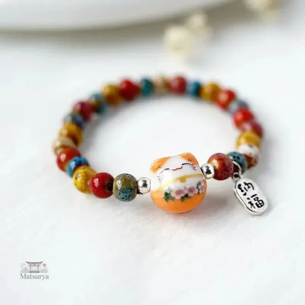 Bracelet japonais mettant en avant les chats