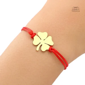 Bracelet japonais orné d'une charmante breloque trèfle