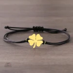 Bracelet japonais avec charm trèfle délicat