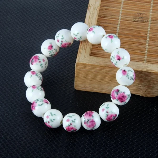 Bijou en céramique avec design floral