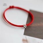 Accessoire japonais en forme de trèfle rouge