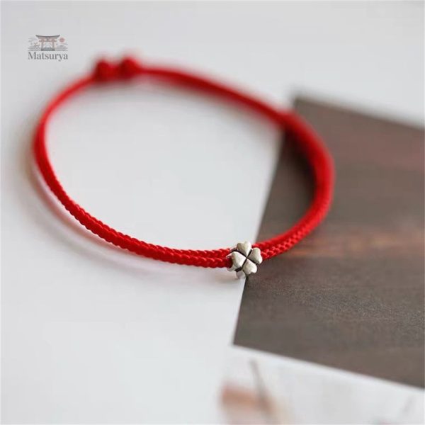 Accessoire japonais en forme de trèfle rouge