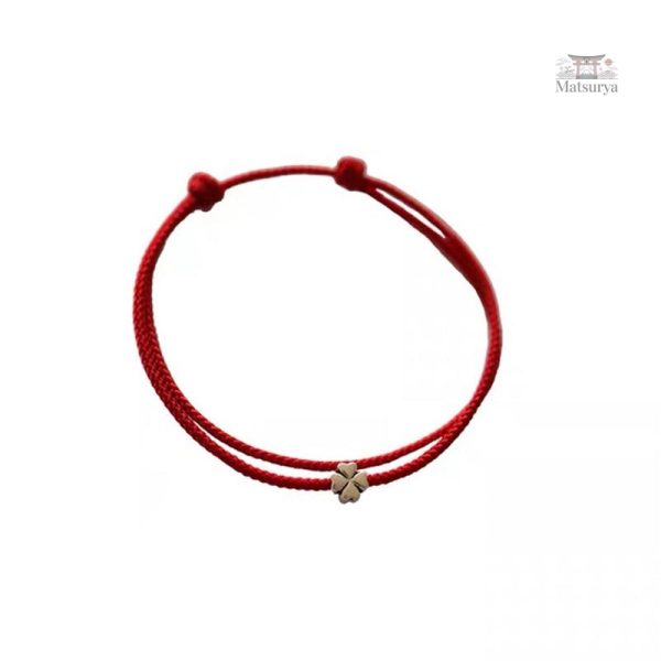 Cordon rouge avec pendentif trèfle japonais