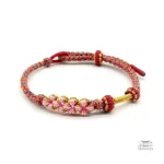 Fleur de pêche sur bracelet tressé traditionnel japonais