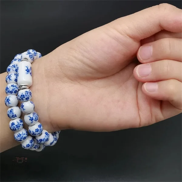 Perles de porcelaine sur bracelet artisanal japonais