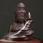 Cascade de bouddha à encens en pleine action