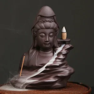 Cascade de bouddha à encens en pleine action