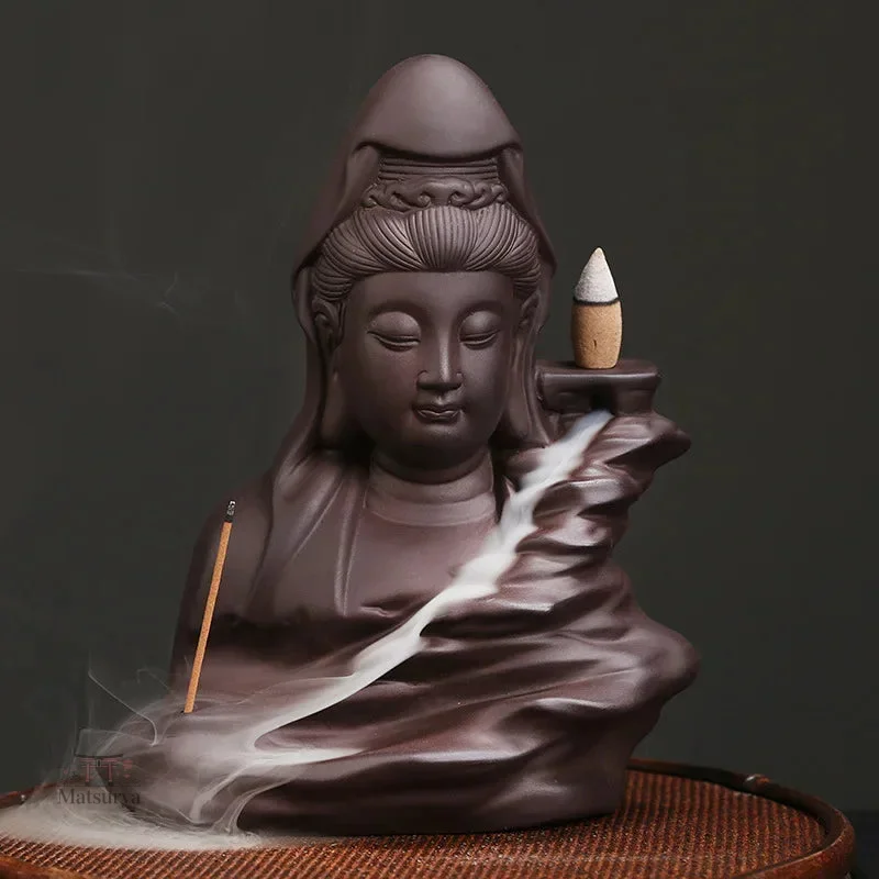 Cascade de bouddha à encens en pleine action