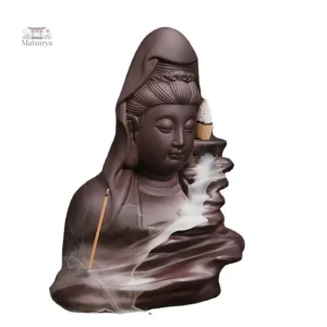 Détails de la cascade à encens avec bouddha