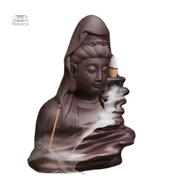Détails de la cascade à encens avec bouddha
