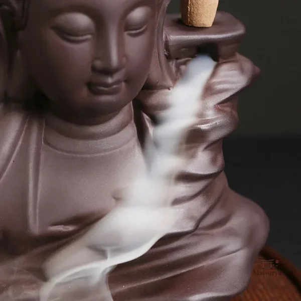 Vue d'ensemble de la fontaine à encens bouddha