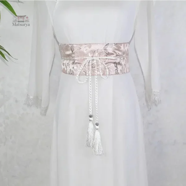 Accessoire traditionnel japonais avec motifs de feuillages