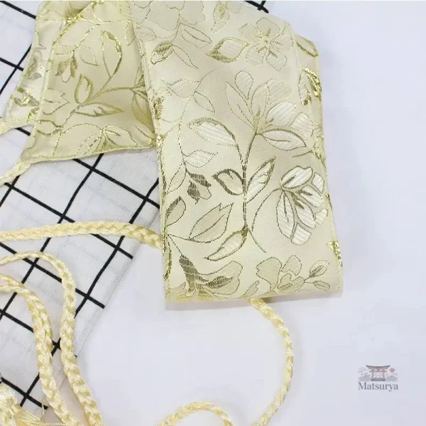 Accessoire de mode japonais avec motifs feuillus