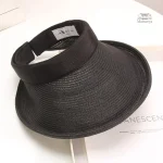 Visière ajustable pour confort dans un chapeau japonais