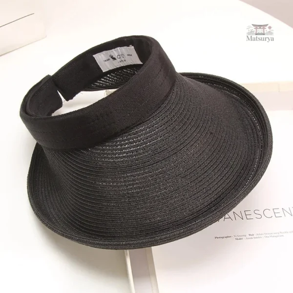 Visière ajustable pour confort dans un chapeau japonais