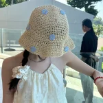 Accessoire mode : chapeau japonais décoré de fleurs