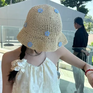 Accessoire mode : chapeau japonais décoré de fleurs