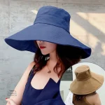 Chapeau large en paille pour journées ensoleillées