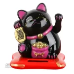 Chat maneki neko noir en position de bienvenue