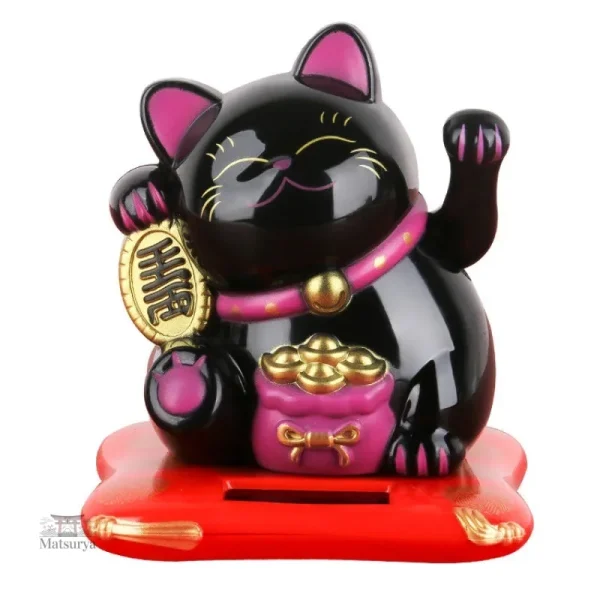 Chat maneki neko noir en position de bienvenue