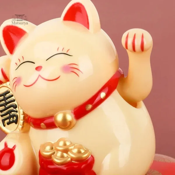 Figurine Maneki Neko, symbole de chance et prospérité