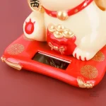 Maneki Neko, chat porte-bonheur traditionnel japonais en couleurs variées