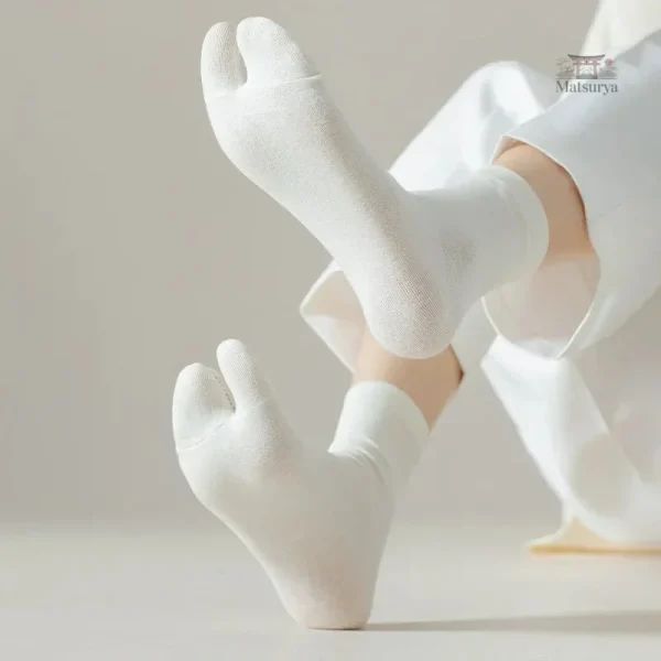 chaussettes-japonaises-tabi-uni-blanche-1 Chaussettes Tabi Uni Blanche pour un style japonais élégant