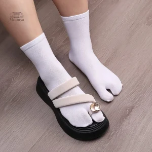 Chaussettes japonaises Tabi blanches, design classique et intemporel