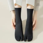 Chaussettes japonaises Tabi en coloris noir