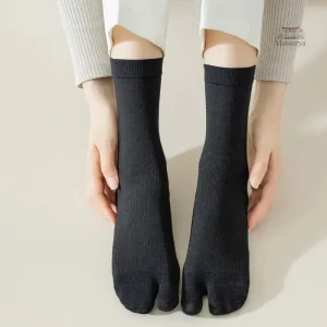 Chaussettes japonaises Tabi en coloris noir