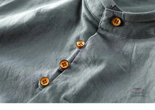 Chemise à col montant, mélange de tradition et modernité