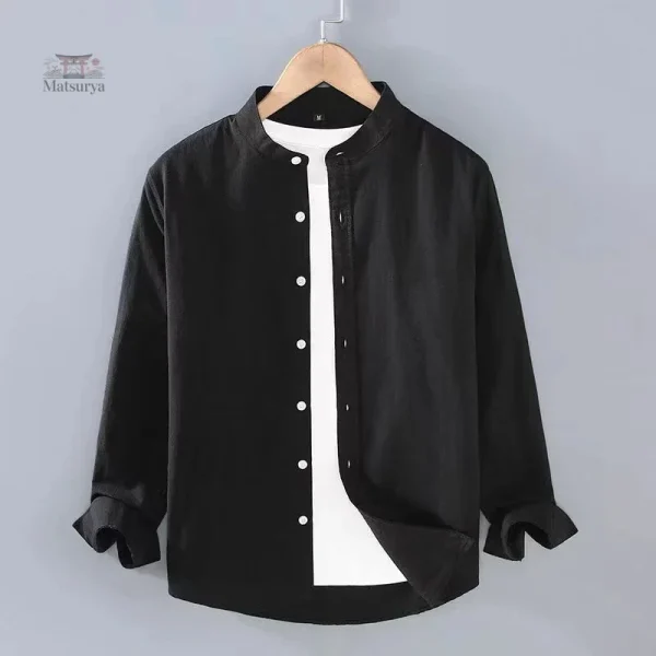 Chemise japonaise aux lignes simples et élégantes
