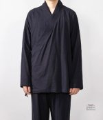 Détails de la chemise japonaise : noir avec lacets, design moderne