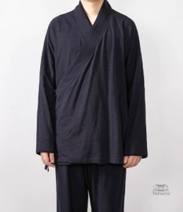 Détails de la chemise japonaise : noir avec lacets, design moderne