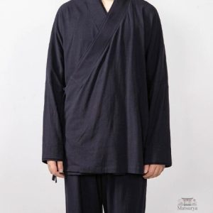 Détails de la chemise japonaise : noir avec lacets, design moderne