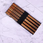 Coffret de vaisselle japonaise : baguettes en bambou