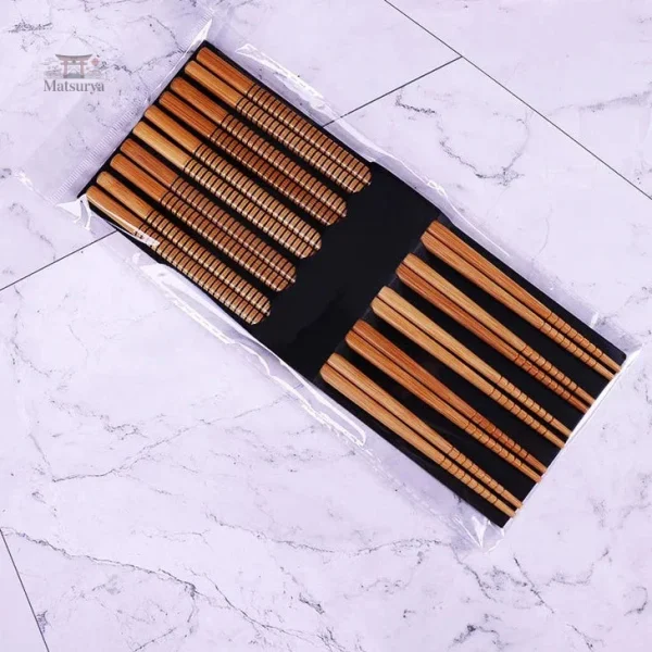 Coffret de vaisselle japonaise : baguettes en bambou