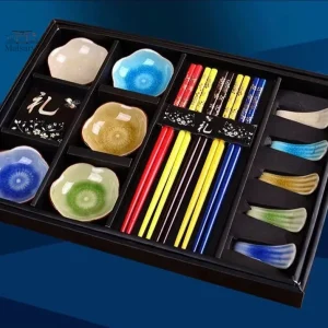 Coupelle japonaise élégante dans un set de vaisselle