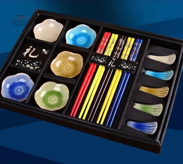 Coupelle japonaise élégante dans un set de vaisselle