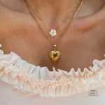 Bijou en acier avec motif floral
